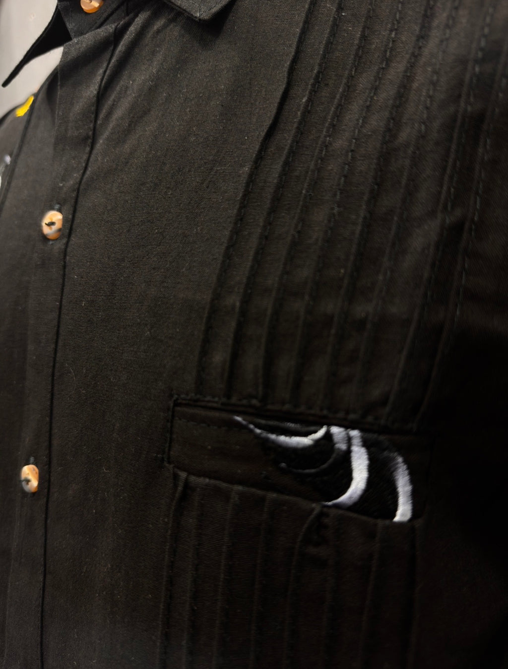 Guayabera gallos negro