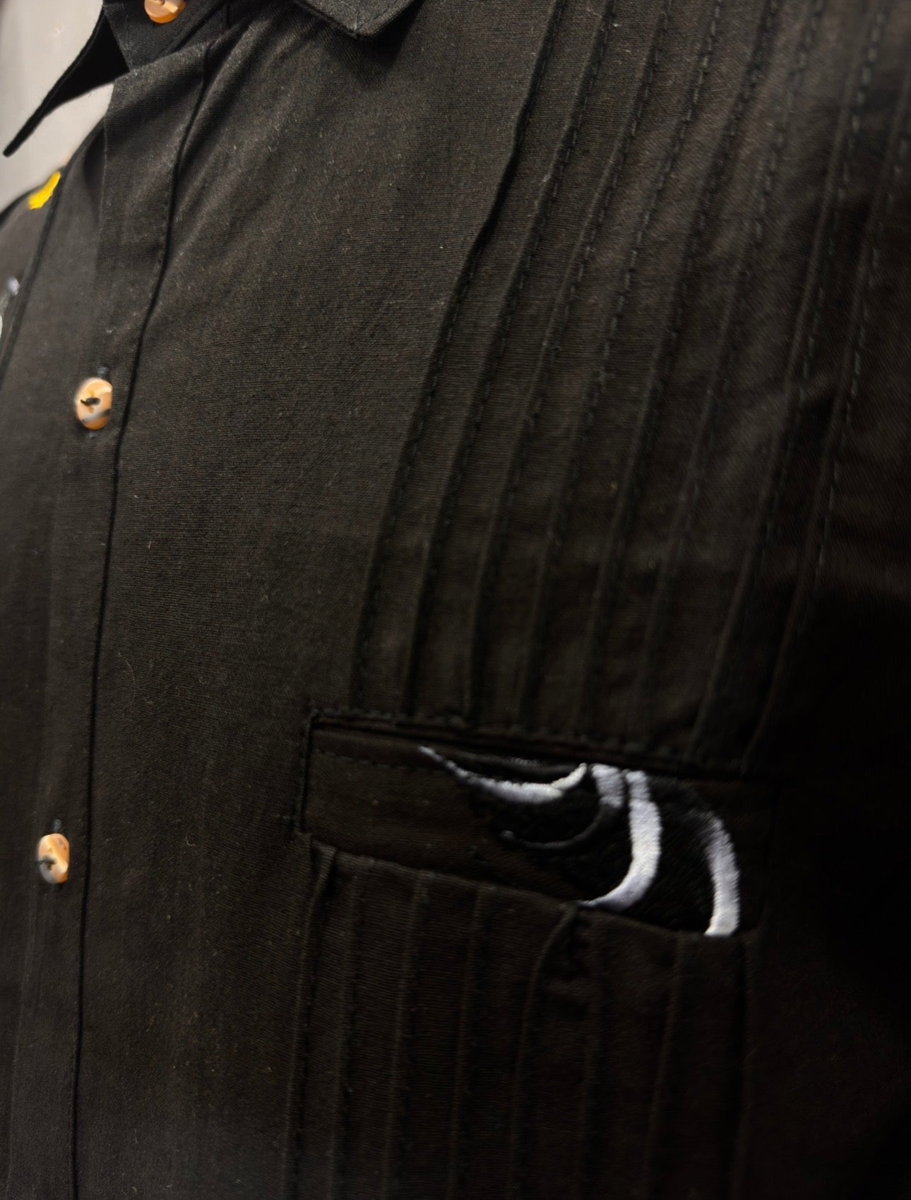 Guayabera gallos negro