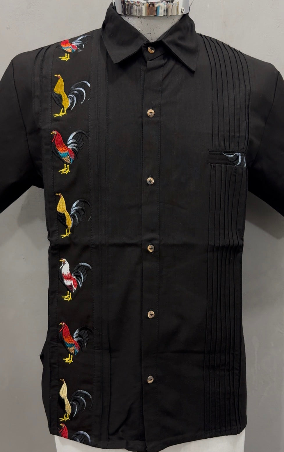 Guayabera gallos negro