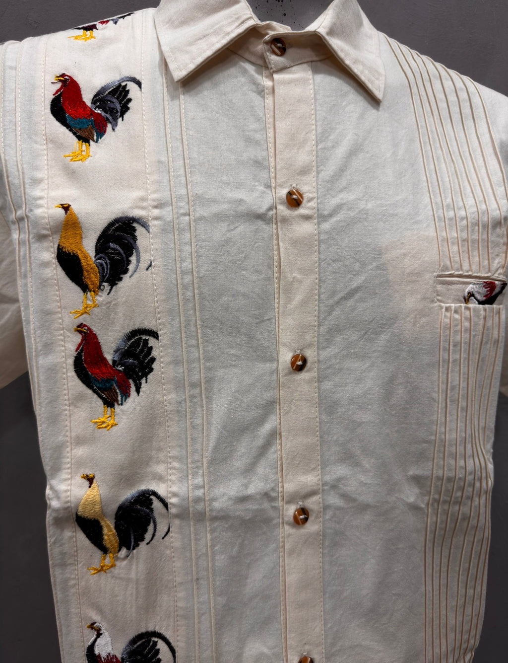 Guayabera de gallos