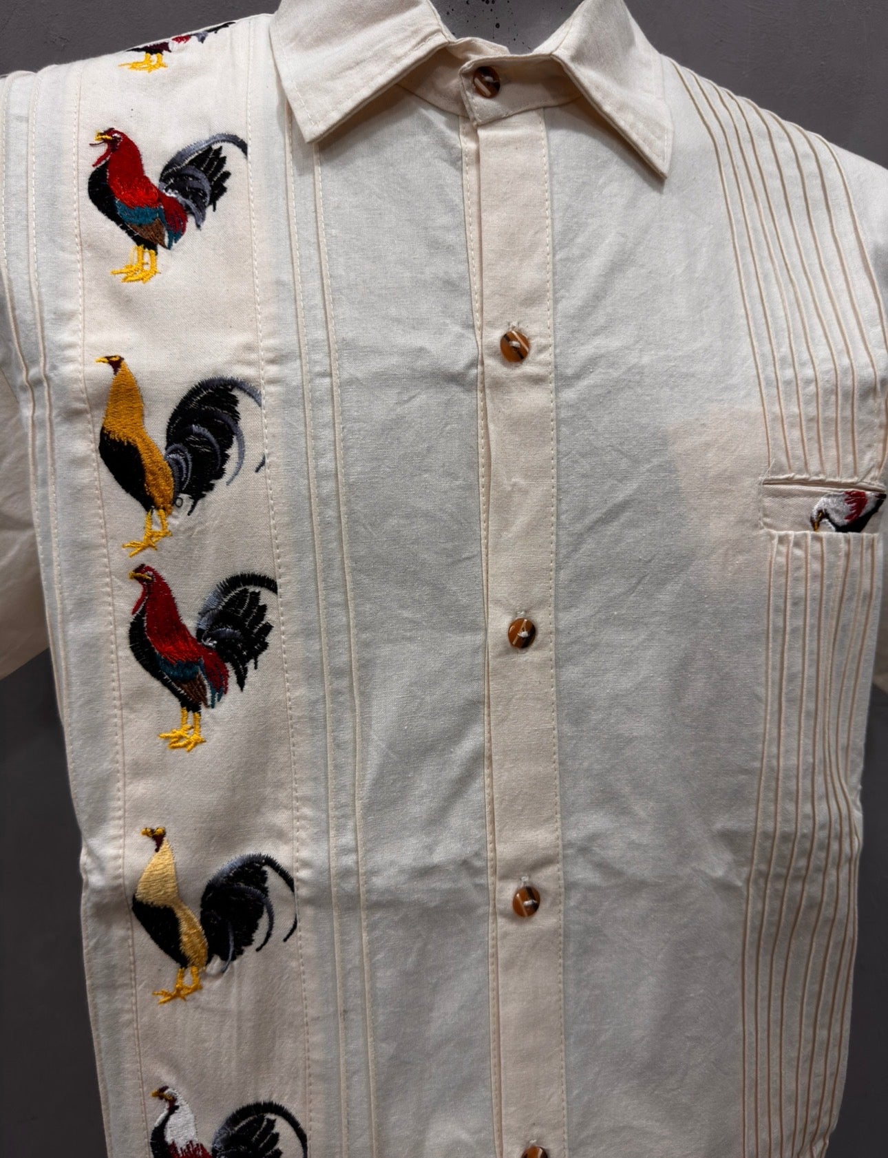 Guayabera de gallos