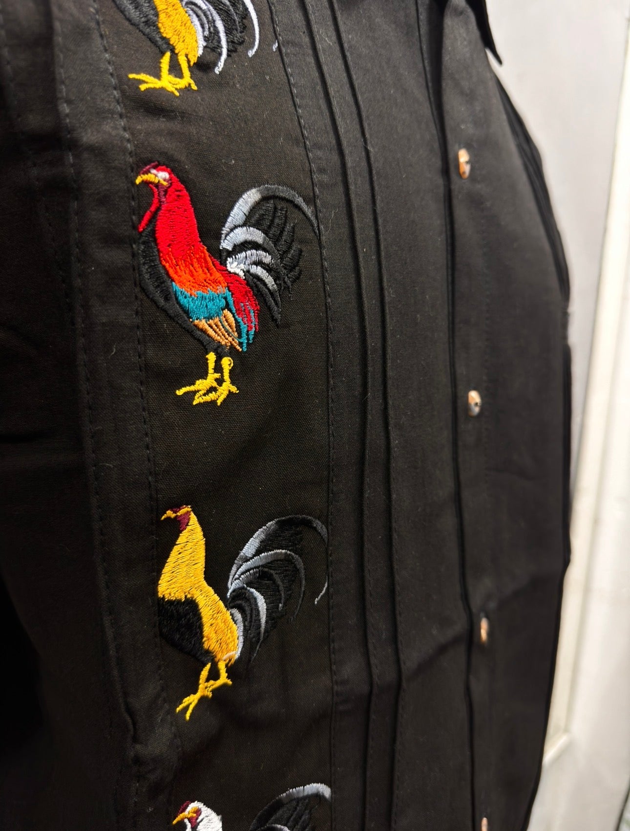 Guayabera gallos negro