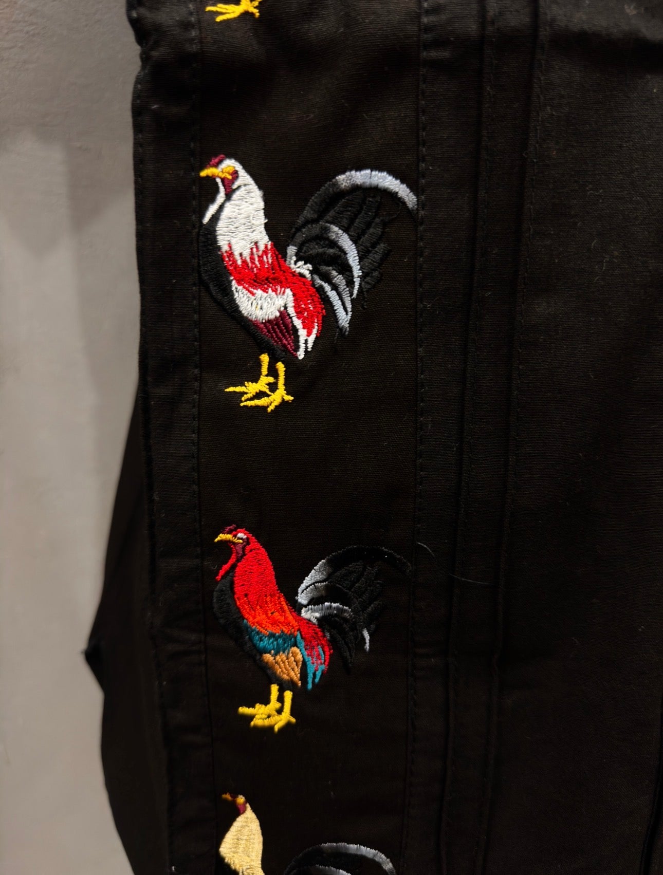 Guayabera gallos negro