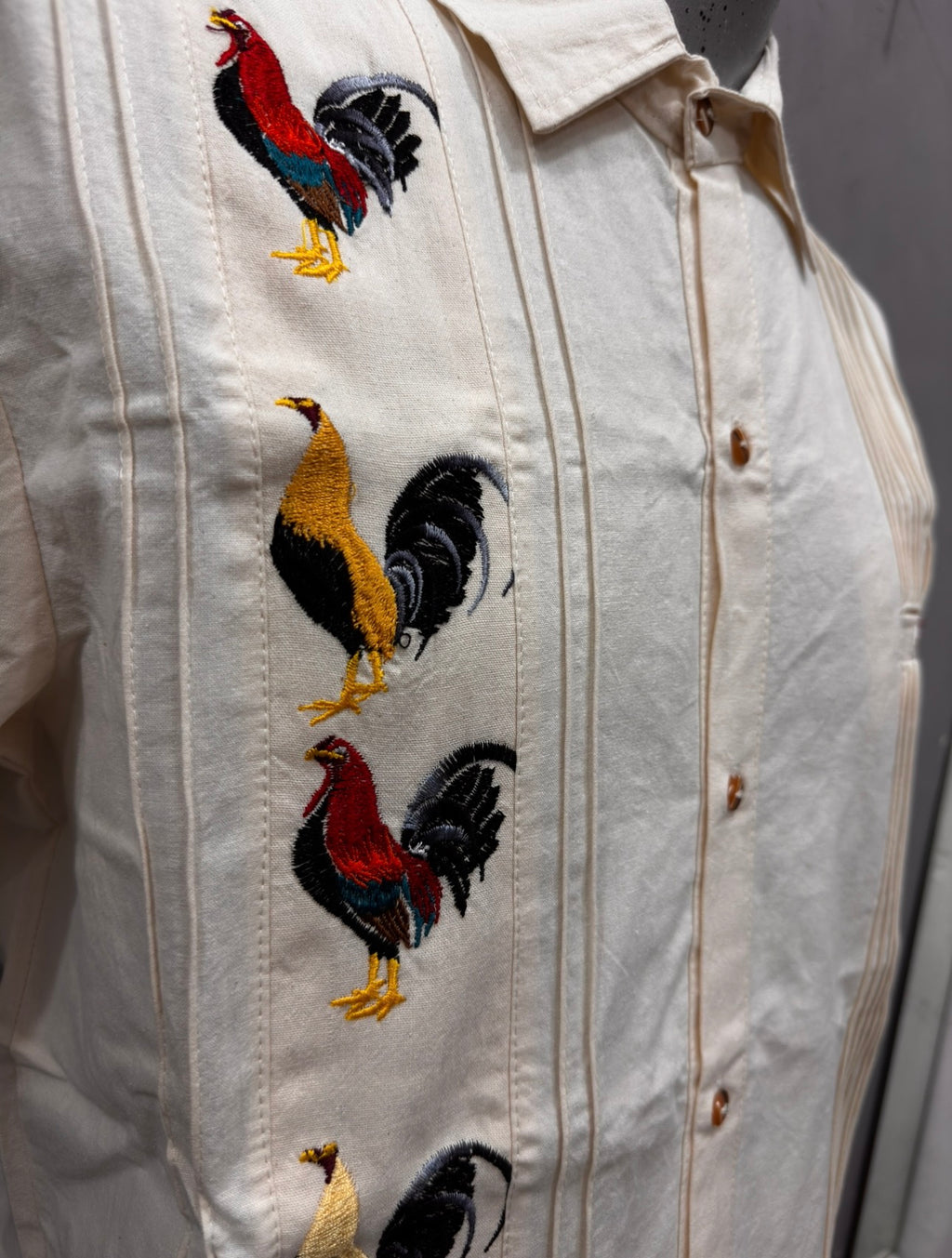 Guayabera de gallos